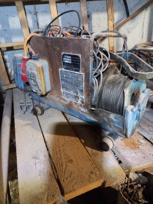 Vînd macara electricapentru santier