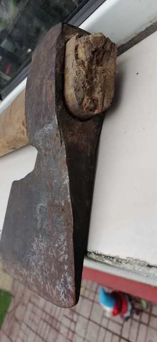 vand  topor  confectionat  la  forja  pret  350