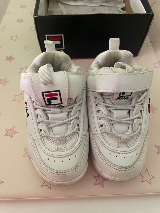 Детски бели кецове фила