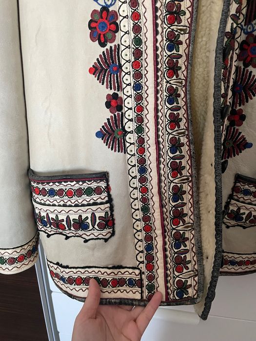 Cojoc / jachetă tradițională din piele naturală cu broderie manuală – unicat