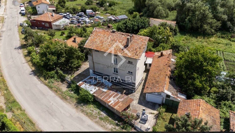 Къща с голям двор в с.Петърч