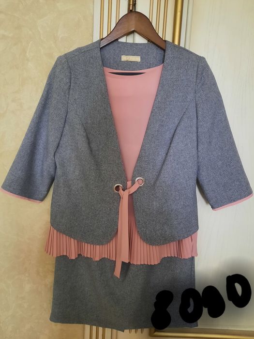 Продам платья и костюмы