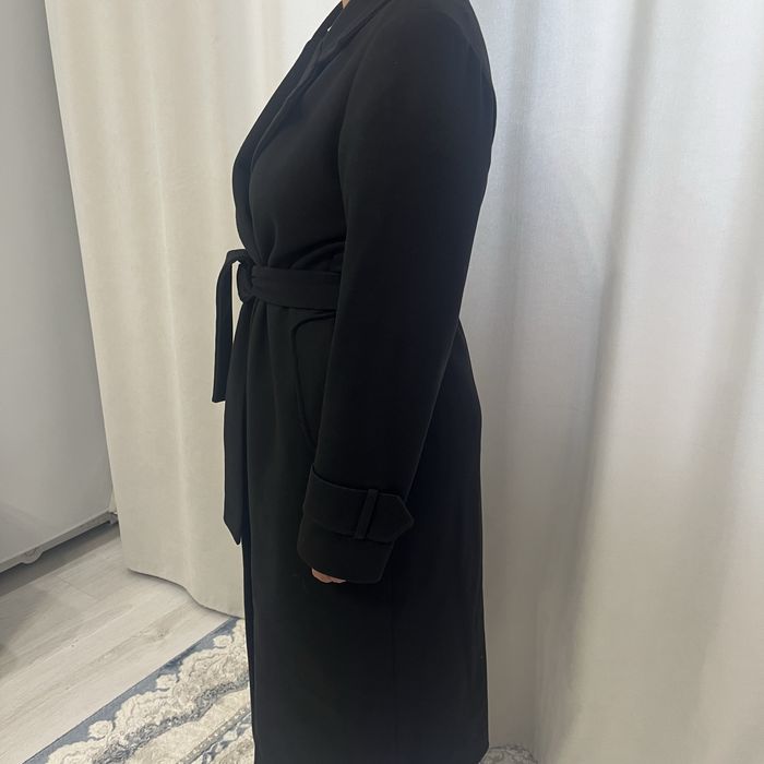 Классическое черное пальто с поясом