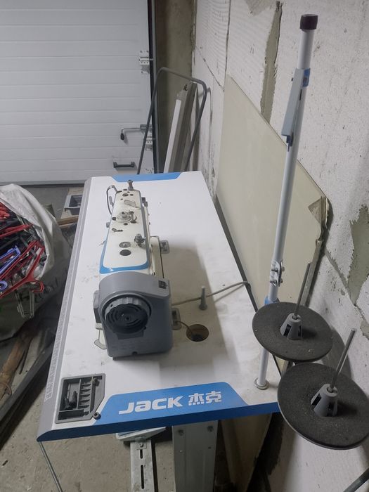 Продам швейную машину jack f4