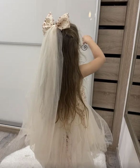 Златиста рокля за повод