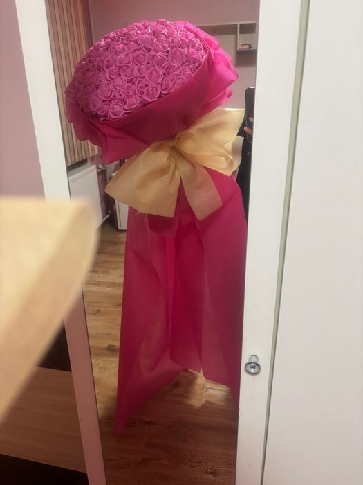 Букет от вечни рози и светещи пеперуди