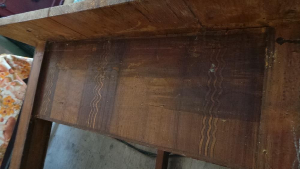 Set mobila veche, masa cu sertar si doua scaune finisaj deosebit+BONUS