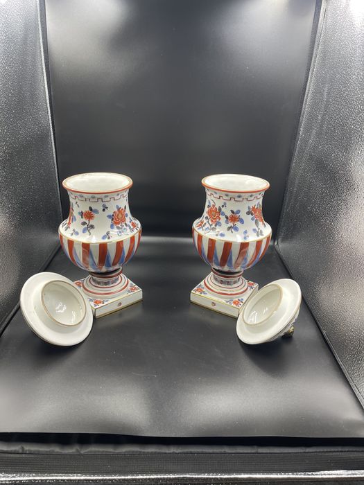 Doua vaze din portelan tip “sevres” cu emblema regală