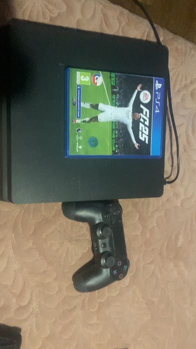 Vând PS4 + 2 jocuri