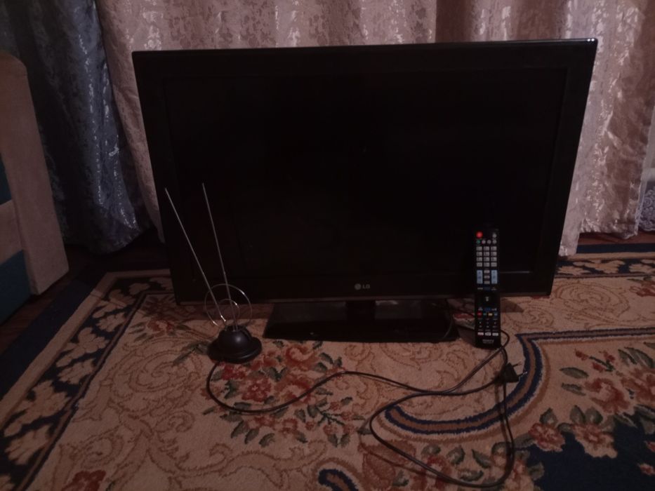 Телевизор LG пульт +кабель в подарок