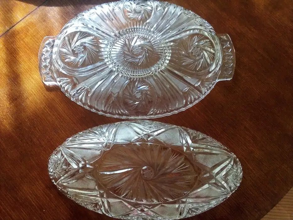 Красиви кристални купа и плато