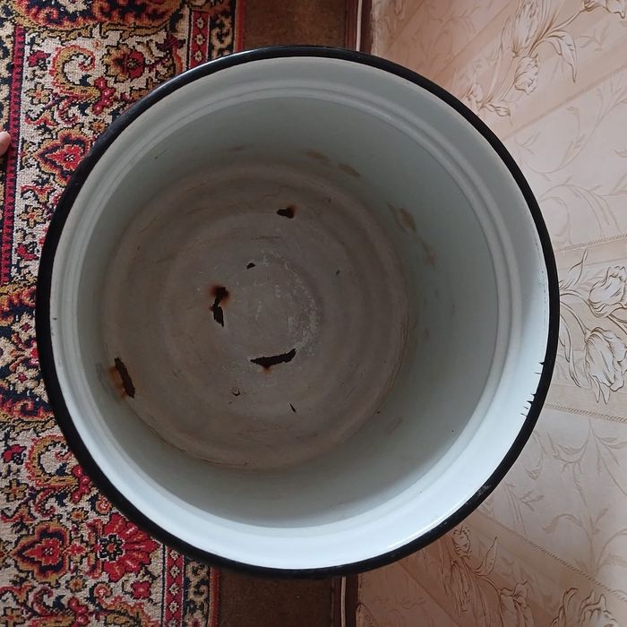 Кастрюли, подносы