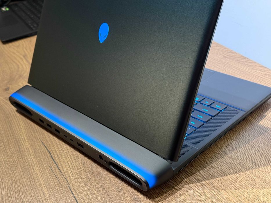 Laptop Gaming Dell Alienware 16 Area-51 Ultra 9 32GB Ram RTX 5070 1TB