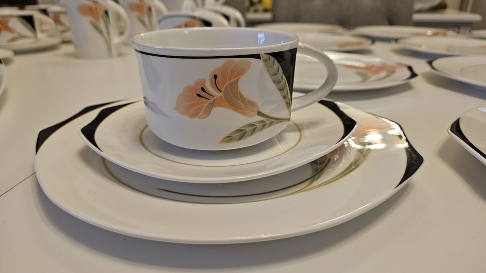 Set Villeroy Boch model Iris 12 persoane impecabil