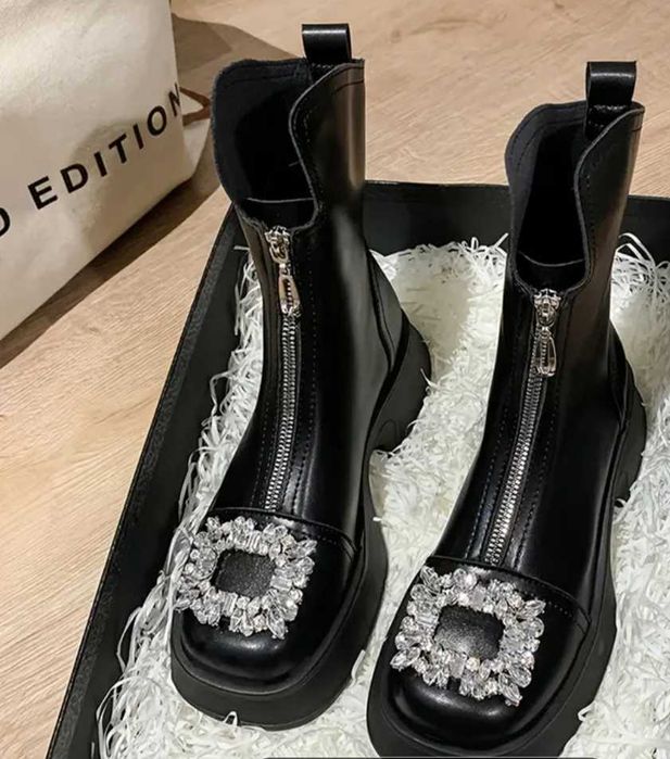 Кожени боти с кристали