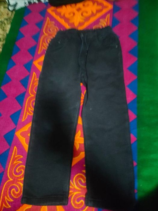 Детскийе джинсы.