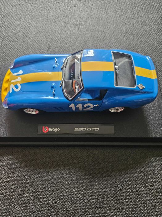 Bburago Ferrari Daytona SP3 1:18 signature series;Ferrari GTO 250 1:24