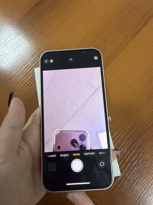 iPhone 13 в розовом цвете