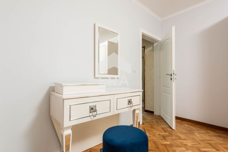Тристаен, ексклузивен, частично обзаведен апартамент за продажба, в но
