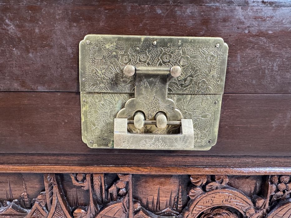 Сандък масив, дърворезба К068