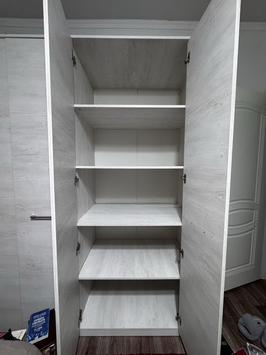 Продам распашной шкаф