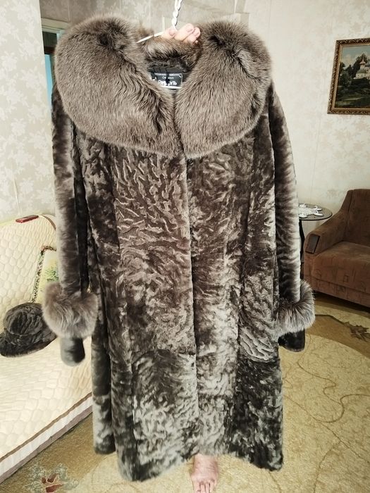 Шуба  мутон  с голубыми песцом