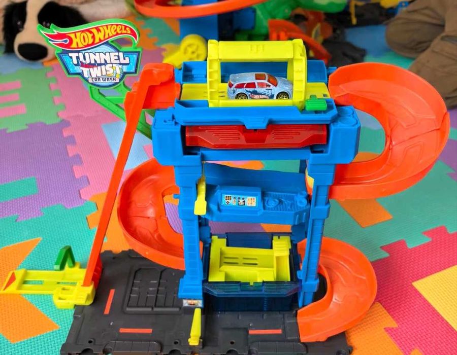 Hot wheels tunel twist писта