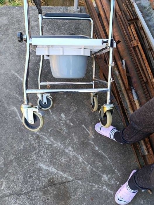 Продавам санитарен стол