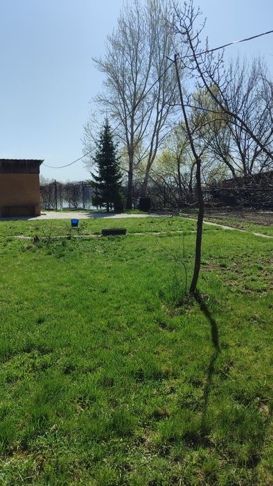 Продам дачу с выходом на воду .