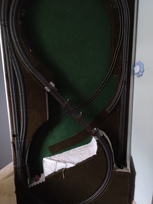 Продавам макет piko + 4 влака + 1 локомотив + 1 къща