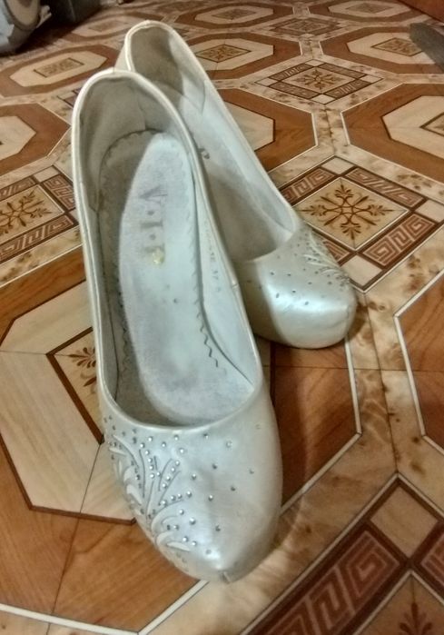 Продам туфли светлые