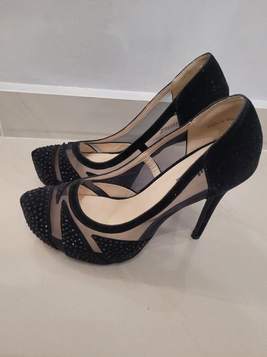 Черни високи обувки с камъни