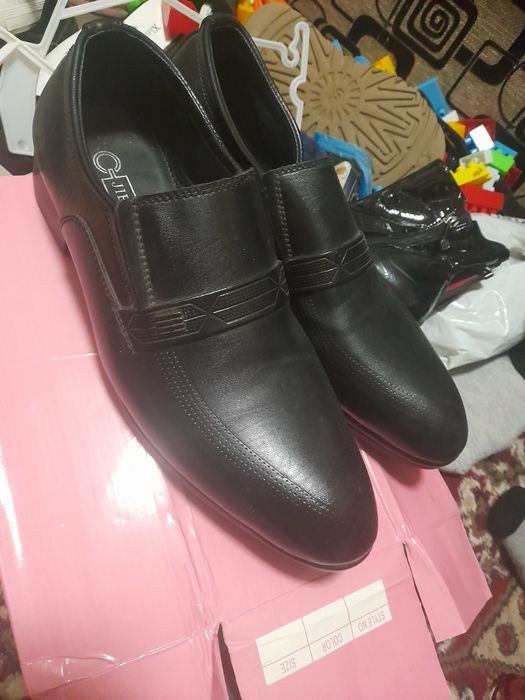 Erkekla oyoq kiyimi yangi shikafta turgan