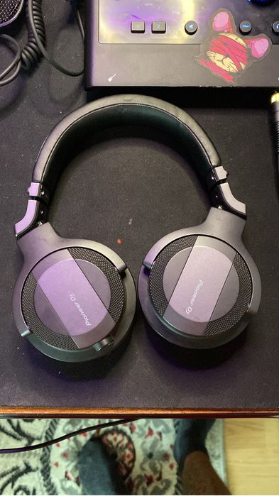 Vand urmatoarele: casti studio/dj si interfata audio