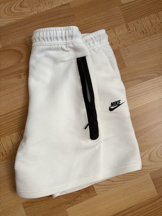 Pantaloni scurti nike tech fleece albi marimea m