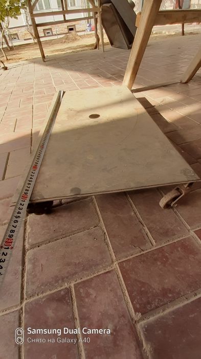 Подставка железный с твёрдомы колёсами