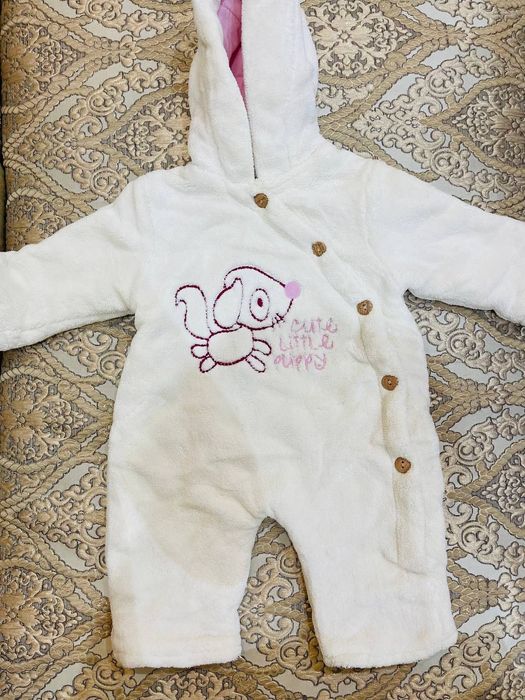 На девочку тёплый