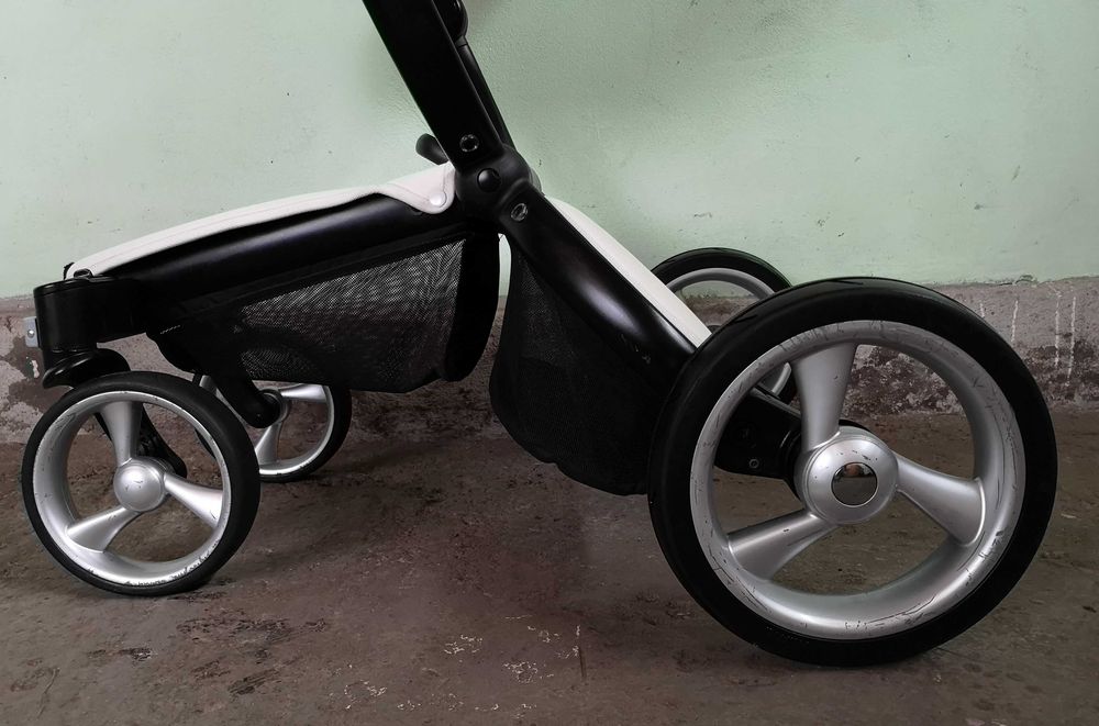 Carucior 2 in 1 Mima Xari Snow White, alb cu cadru negru si saltea roz