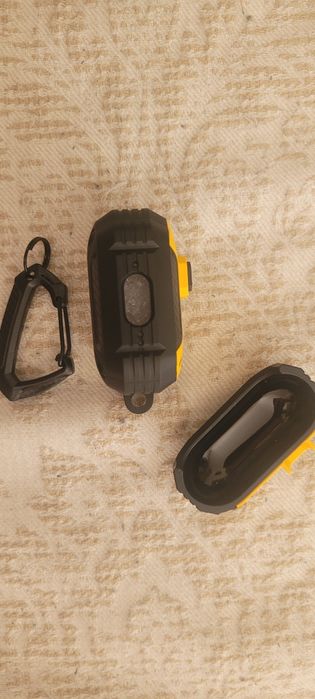 Продавам калъф за слушалки Apple AirPods 4
