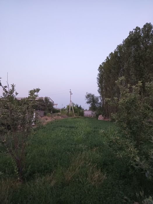 Yer sotiladi 10 sotix qizil chiziq yo'q  yer osti suvi shirin