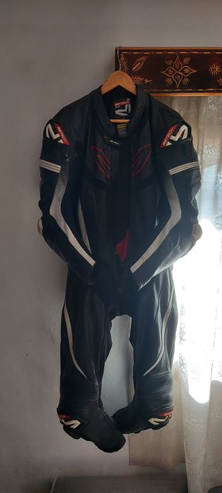 Vând echipament moto în stare bună