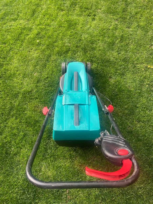 Masina de tuns iarba electrica BOSCH, stare buna.