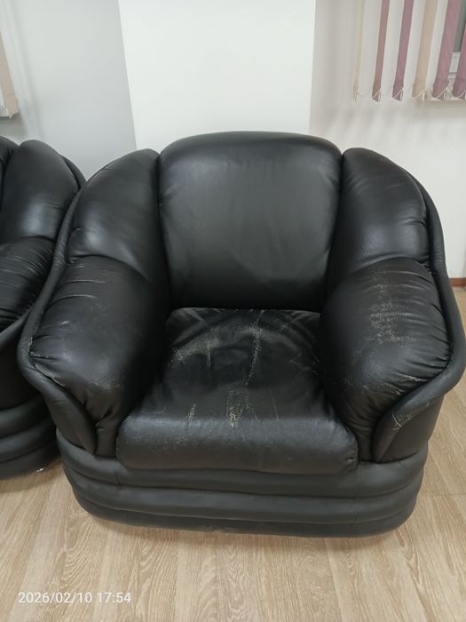 Кожаный диван с креслом большой