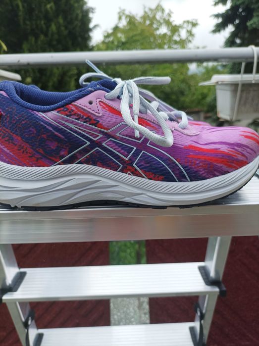 Номер 34. Естествен лак, кожена стелка. Нови. 25 лв.