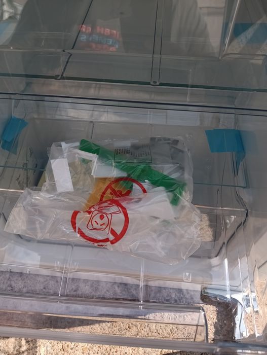 Чисто нов малък фризер за вграждане АЕГ Aeg  с две години гаранция!