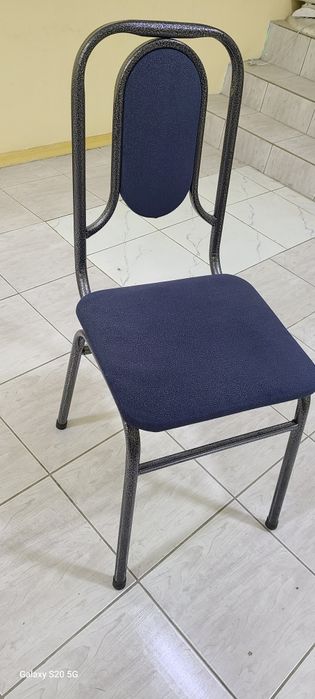 Стул темирдан килинган.