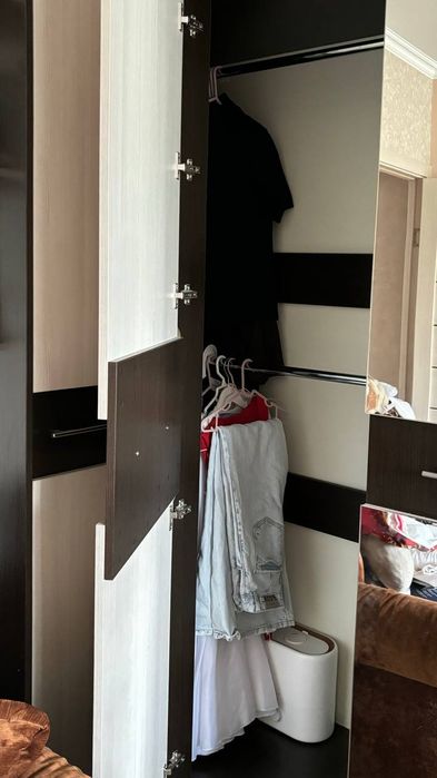 Продам шкаф, трюмо и стол