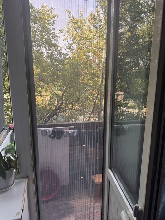 Продам москитную дверь на балкон