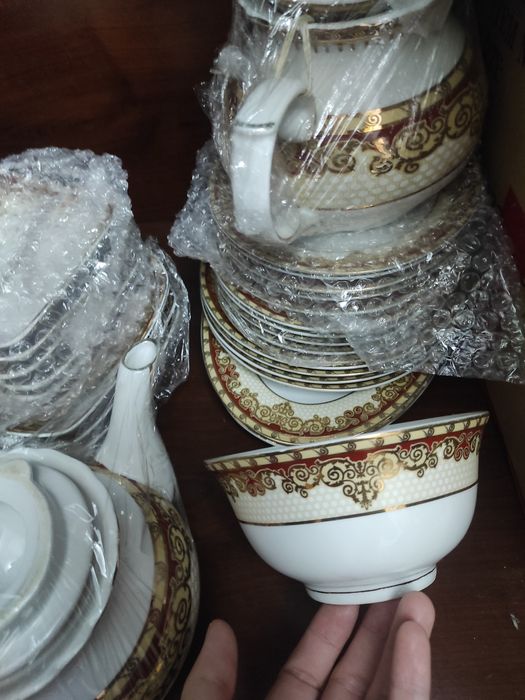 18 ta kicik 12 ta kotta tarelka 4 oval 6 ta salatnitsa kotta kichik