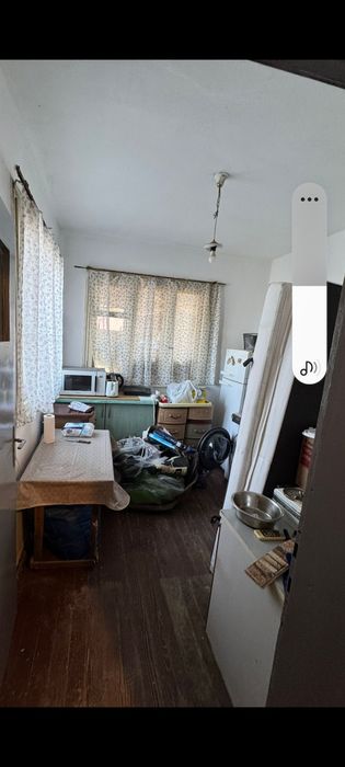 Ъглов УПИ с къща + гараж за автобус, две улици